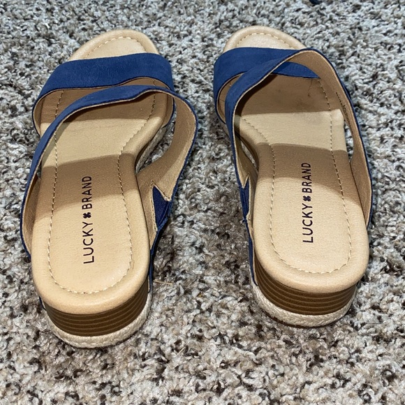 〽️Lucky Brand Women's Leather Wedge Navy Sandals! - Picture 4 of 8